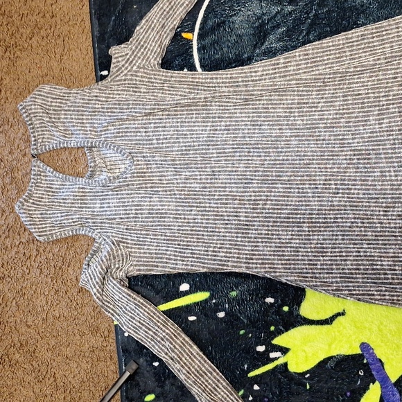 Long sleeve lond dress white and grey with open shoulders - Picture 4 of 4